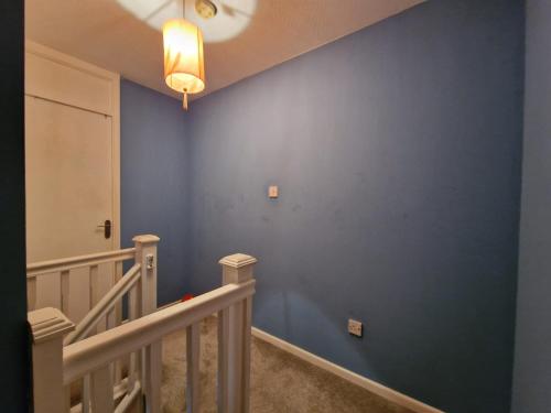 A spare room in a quite cul de sac in รักบี้