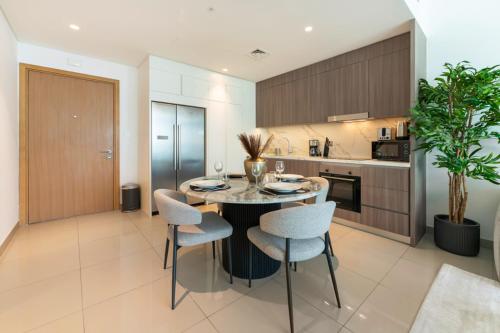 FAM Living 2 Bedroom Coastal Luxe Haven in Beach Vista, Dubaï (photo 7)