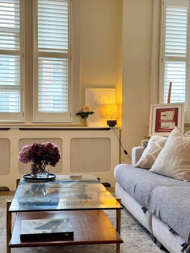 Chic & Spacious Flat by Clapham Junction, London
