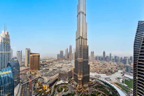 Luxurious 3-Bedroom Apartment in Downtown Dubai, Дубай (фото 2)