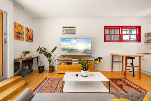 Artsy Venice Beach Canals Studio w/Rooftop & Sauna, Los Angeles