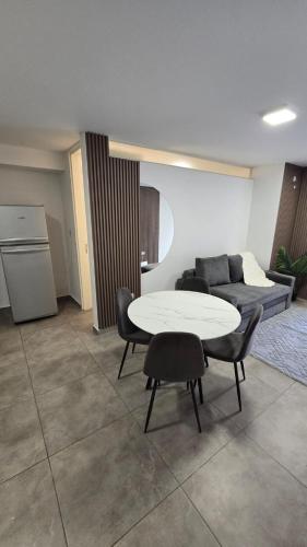 One-Bedroom Apartment image 5