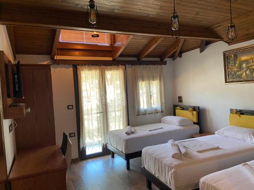 3 twin beds