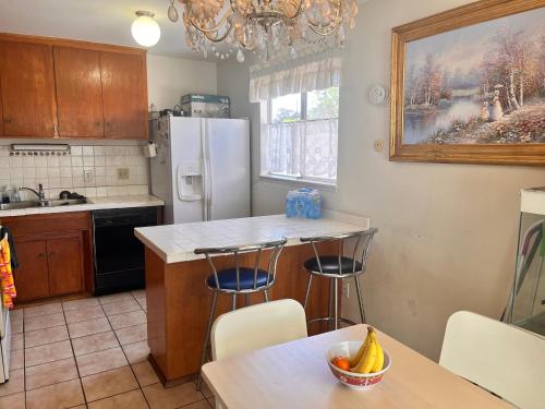 Facilities, Affordable Private Room with Pool Access and Free Parking Near Zoo and Beaches in Clairemont Mesa East