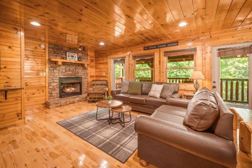 Decorated for Christmas Now -HotTub, Pool Table, Fireplace- in Gatlinburg, USA