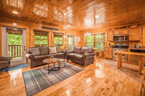 Decorated for Christmas Now -HotTub, Pool Table, Fireplace- in Gatlinburg, USA