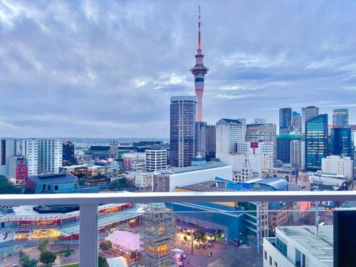 High-Floor 2BR Apt Sky Tower view AC Pool Gym QR181, Auckland