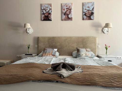 1 queen bed, 3 twin beds