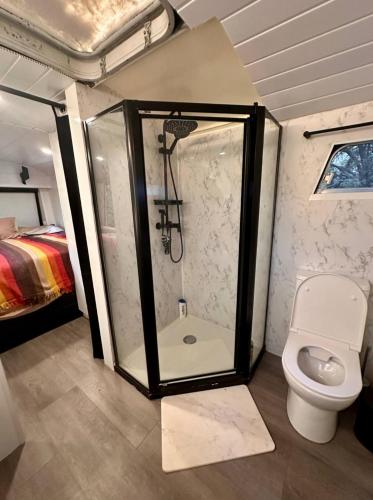 Bello BigRig Luxury Riverfront Escape Close to Town in Bellingen