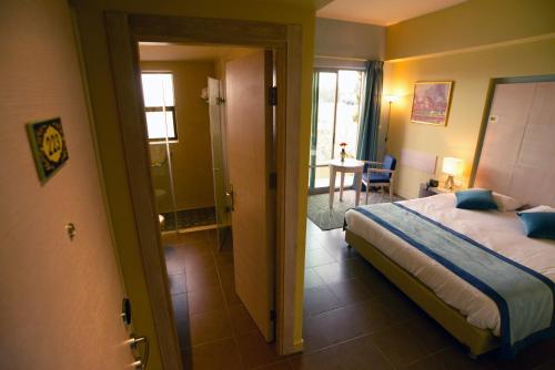 Standard Double Room with City View image 10