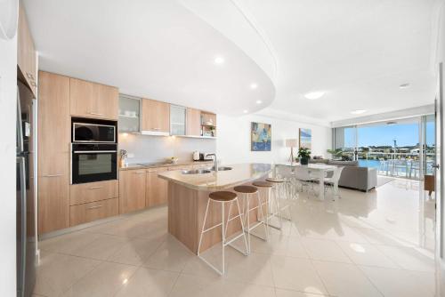 Waterfront Elegance with Pool & Jetty Access, Buddina (foto 6)
