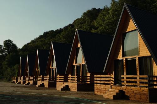 Viesnīcas āriene, The Wooden Village - by Nemercka in Labinot-Fushë