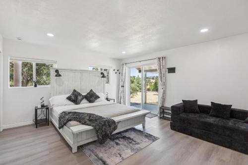 Desert Mountain Escape with Private Hot Tub home in Stallion Springs