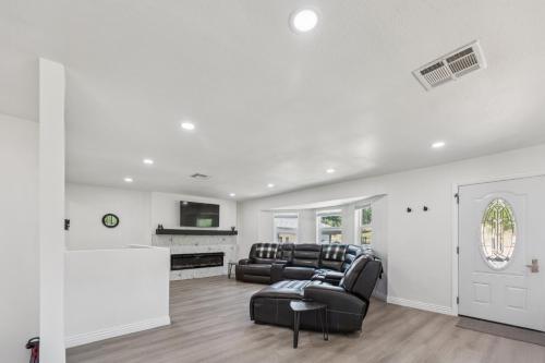 Desert Mountain Escape with Private Hot Tub home in Stallion Springs