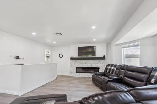 Desert Mountain Escape with Private Hot Tub home in Stallion Springs