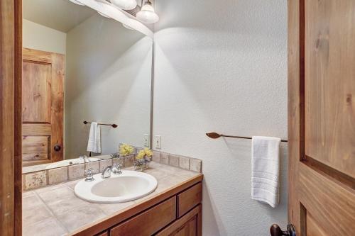 Amber Sky - Ski-In Ski-Out Apartment - image 7
