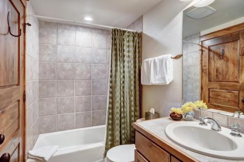 Amber Sky - Ski-In Ski-Out Apartment - image 11