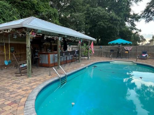 Jan's Oasis Family Retreat Pool Bar Games & Fun – khách sạn tại Ensley