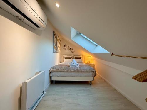 One-Bedroom Apartment image 9