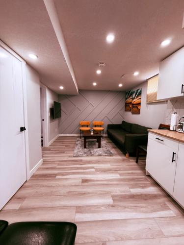 Spacious 2 bedroom with 2 queen beds and one sofa bed lower unit with separate entrance and parking space Near Downtown, Calgary Zoo, Costco and many more, Calgary