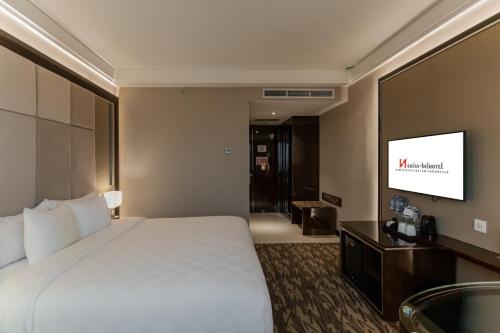 Deluxe King Room image 6