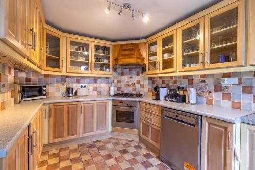 Glandore Cliff Cottage Getaway - Sea Access with Private Pier in Glandore