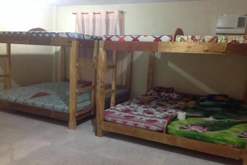 2 bunk beds