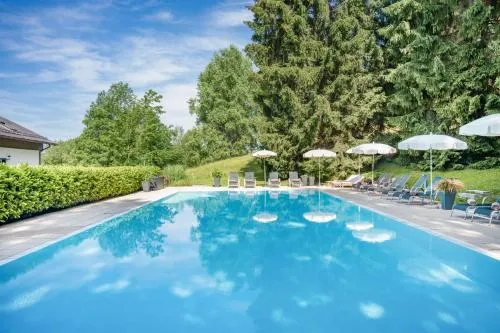 Romantik Hotel Die Gersberg Alm mit Panoramablick auf Salzburg und Outdoor Pool ab Mai in Salzburg, Österreich