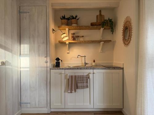 Kitchen, Droomz BedStay in Sint Maartensbrug