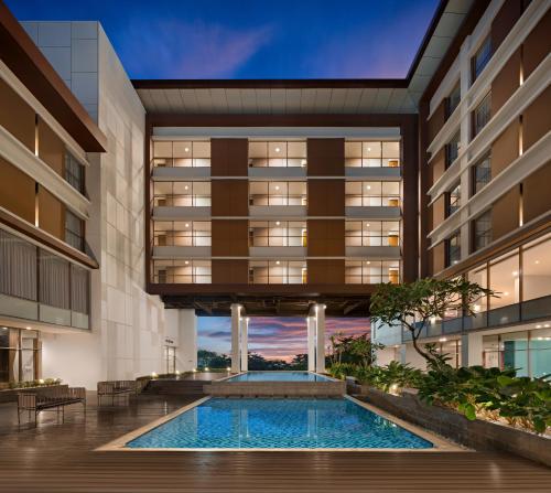 수영장, 머큐어 파당 호텔 (Mercure Padang Hotel) in 파당