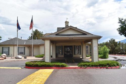 Unterkunft von außen, Quality Inn & Suites Garden Of The Gods near Pro Rodeo Ruhmeshalle