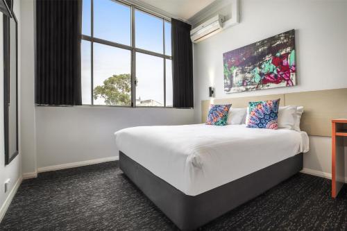 Economy Queen Room with Shared Bathroom 