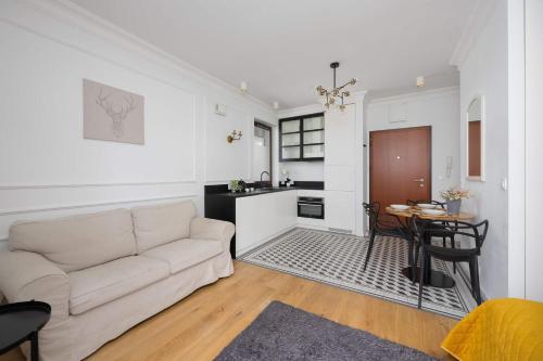Atmospheric Studio with Terrace and Parking by Noclegi Renters, Varšava