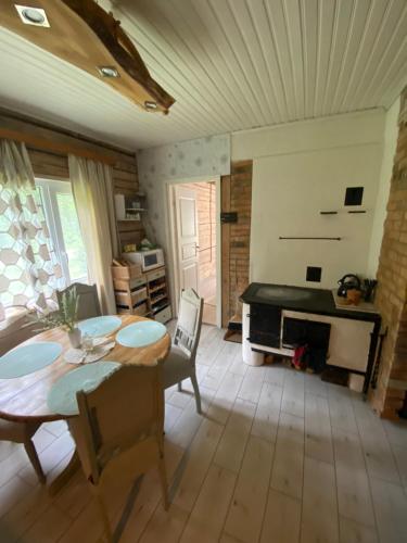 Metsanõmme puhkemaja ja saun (Metsanomme puhkemaja ja saun) in Saaritsa