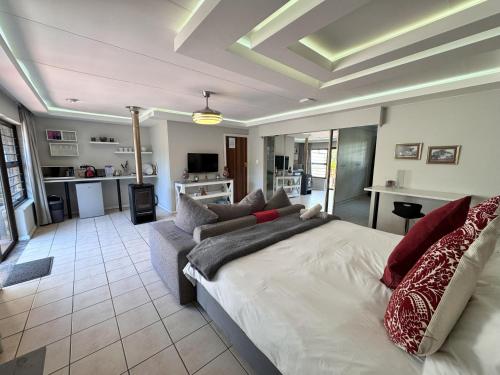 Footprints Self Catering Indoor Heated Pool and Fireplaces in Lanseria