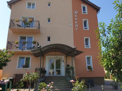 Regent Blue Crystal Pool in Baile Felix