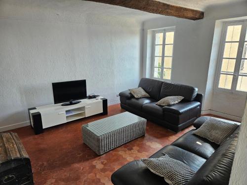 Grande maison de village proche Nice in กาโร