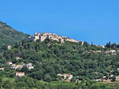 Grande maison de village proche Nice in กาโร