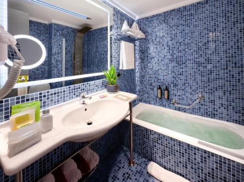 room detail thumbnail 2