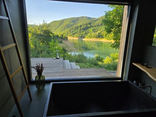 Blackberry Cabin lakeside escape in Popare