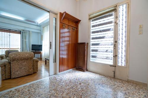 Retro 2-Bdrm House Near Metro in Heraklion by ΜΡS in Lykovrysi