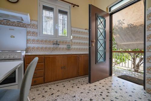 Retro 2-Bdrm House Near Metro in Heraklion by ΜΡS in Lykovrysi