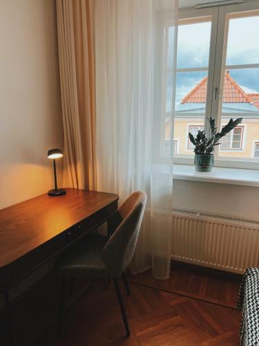 Old Town Escape with Stunning Skyline - Spacious 2Bed, Tallinn (foto 7)