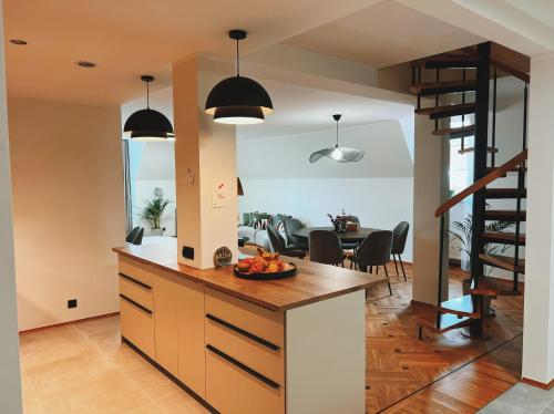 Old Town Escape with Stunning Skyline - Spacious 2Bed, Tallinn (foto 6)
