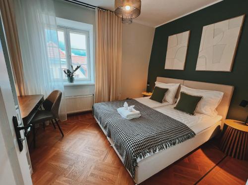Old Town Escape with Stunning Skyline - Spacious 2Bed, Tallinn