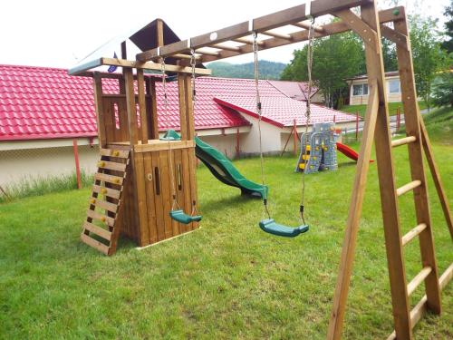 游乐场所, 弗洛拉汽车旅馆 (Motel Flora) in 勒普萨