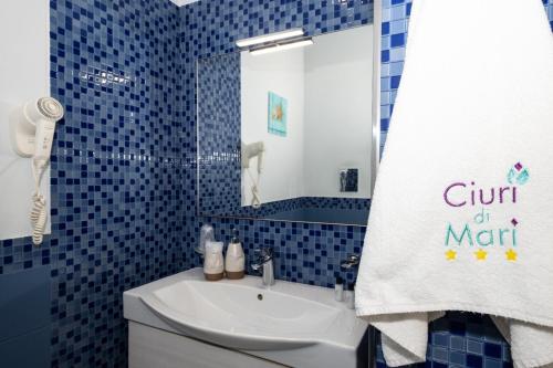 Superior Triple Room image 7