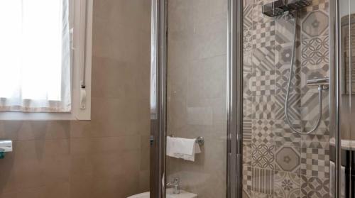 Economy Double or Twin Room image 4