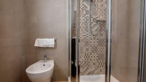 Economy Double or Twin Room image 3
