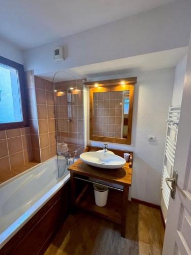 ห้องน้ำ, Cozy 4 bedroom duplex apartment, spa residence in อับรี